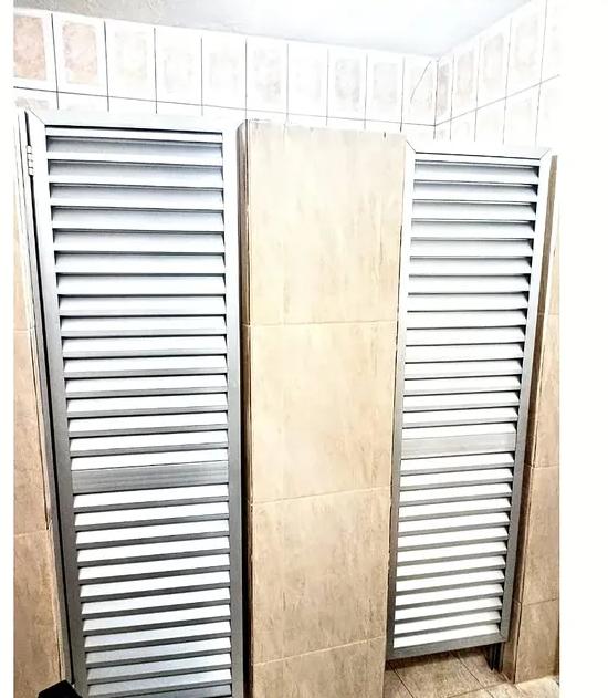 Porta para Vestiário modelo Veneziana 